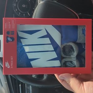 NIKE BOYS NEW BORN 3 PIECE SET